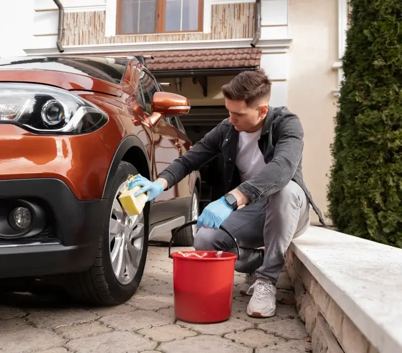 Lavage auto à domicile Saint-Christo-en-Jarez : professionnel intervenant sur un véhicule